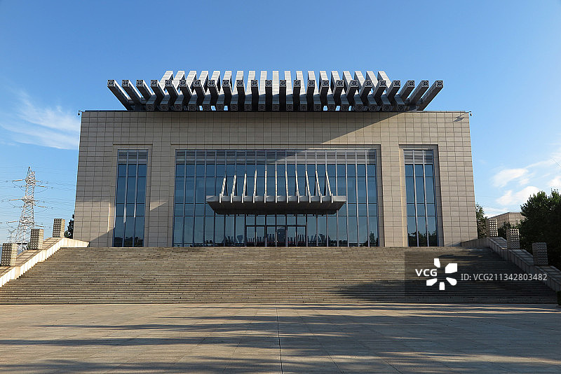 中国北京稻香湖夏日清晨阳光下建筑、树木、广场、池塘图片素材