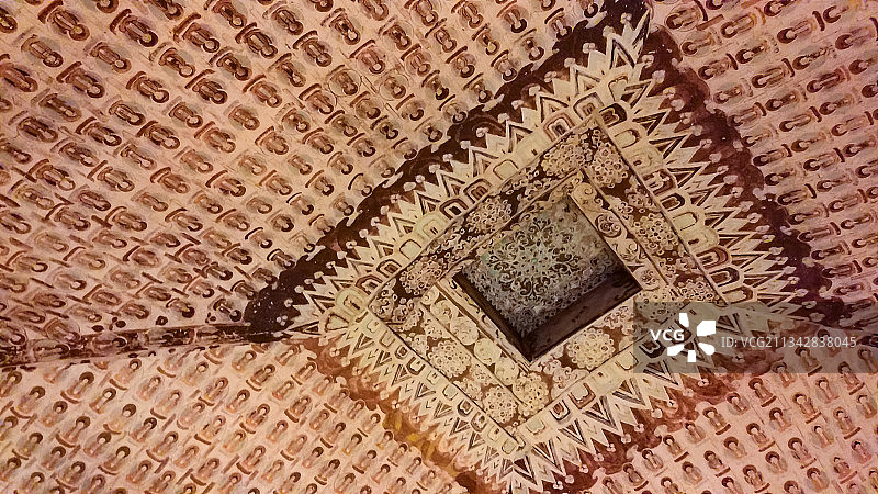 甘肃敦煌博物馆，展厅内复制复原的敦煌莫高窟窟顶装饰壁画。图片素材