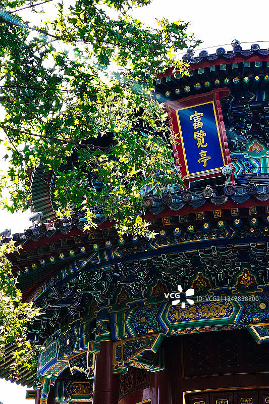 北京景山公园古建筑，阳光下的富览亭。图片素材