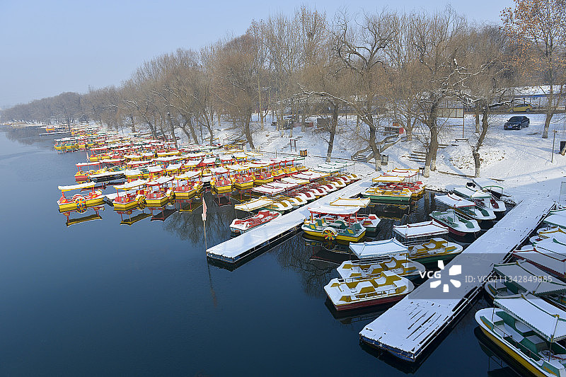 鹤壁市淇河大桥下的游船图片素材