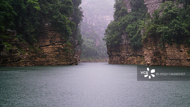 广西来宾市金秀镇烟雨蒙蒙的老虎潭圣堂湖图片素材