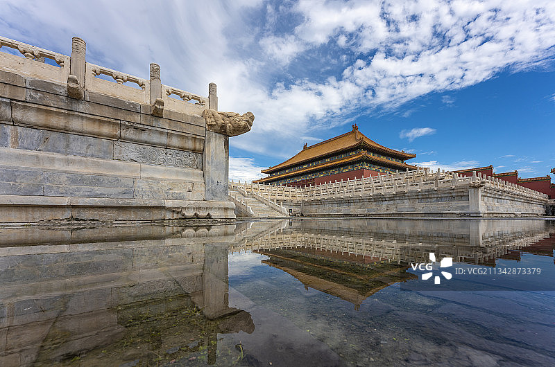 梦幻的故宫太和殿雨后水中倒影和汉白玉吻兽图片素材
