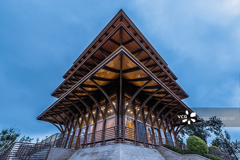 成都龙泉山丹景台城市森林公园丹景阁夜景图片素材