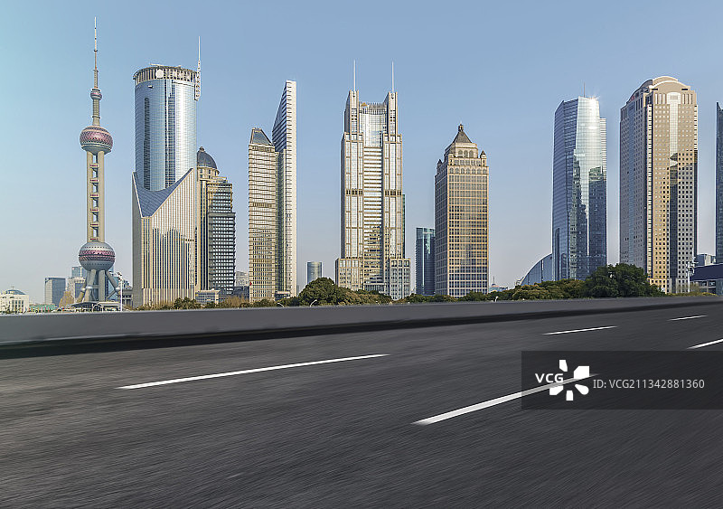 道路地面天际线和城市建筑图片素材