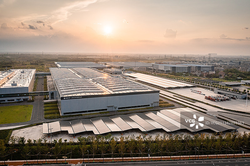 傍晚新能源汽车制造工厂光伏发电站航拍图片素材