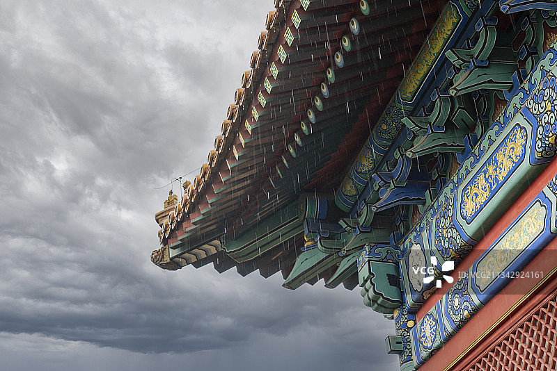 雨中故宫滴水的屋檐图片素材