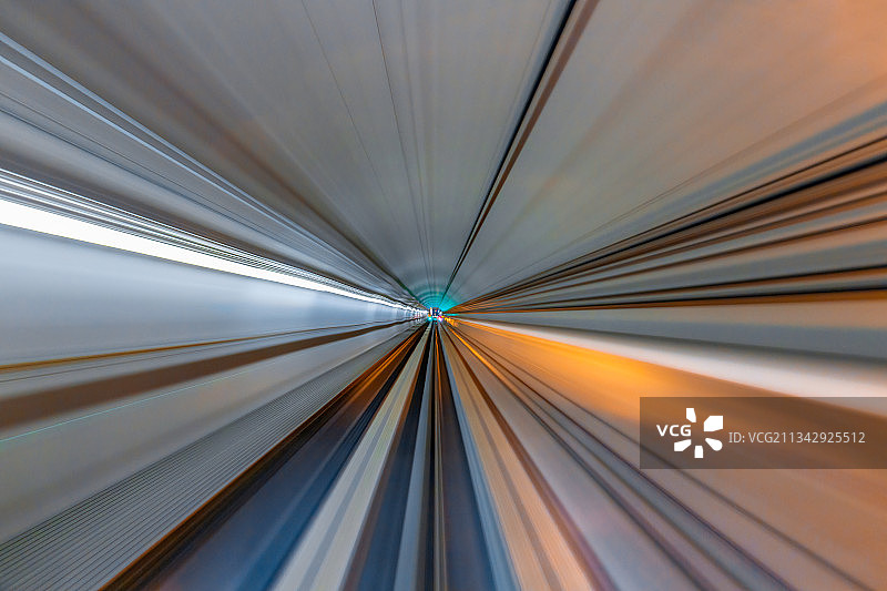 高速地铁里的轨道，犹如一条时空隧道图片素材