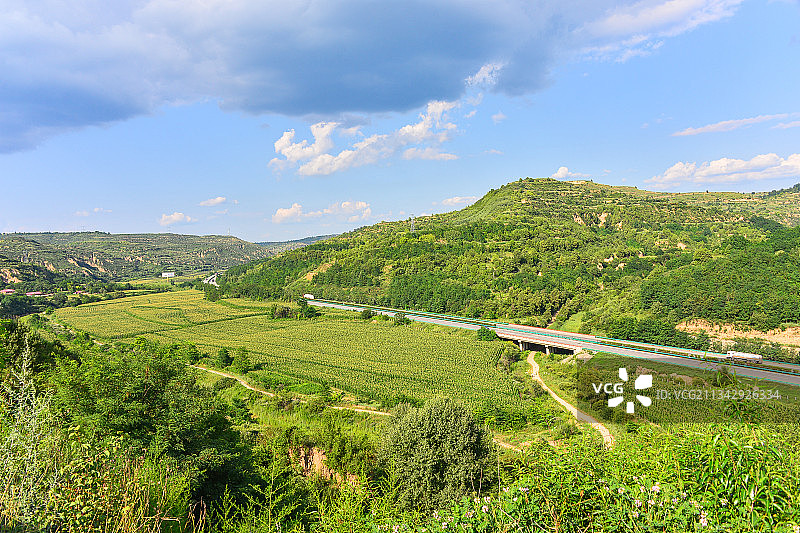 陕西洛川县境内黄土高原风光图片素材