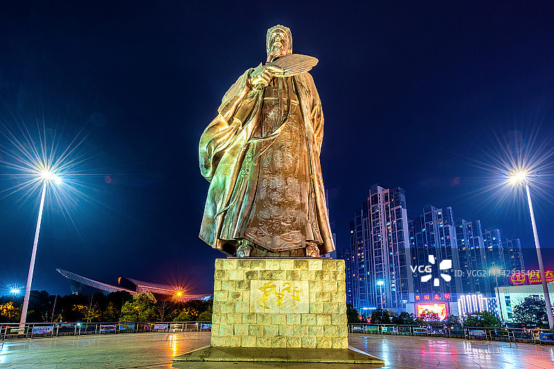 中国湖北襄阳诸葛亮广场夜景图片素材