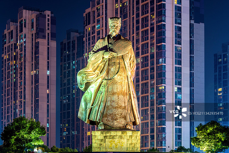 中国湖北襄阳诸葛亮广场夜景图片素材