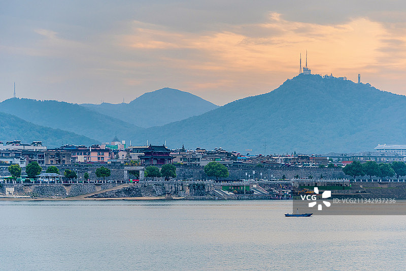 中国湖北襄阳汉江畔临汉门日暮风光图片素材