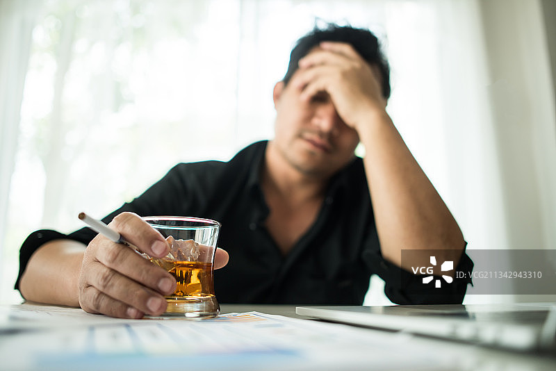 在商务中心酒吧吸烟喝酒的商人图片素材