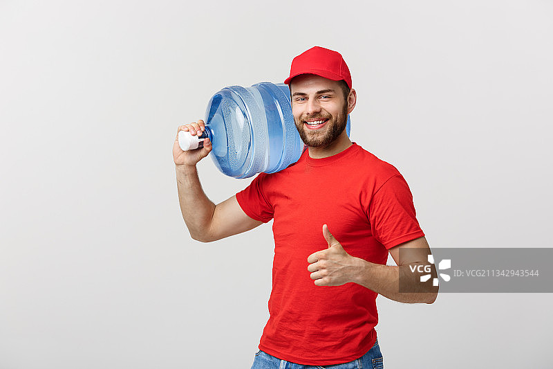 拿着箱子的年轻送货员图片素材