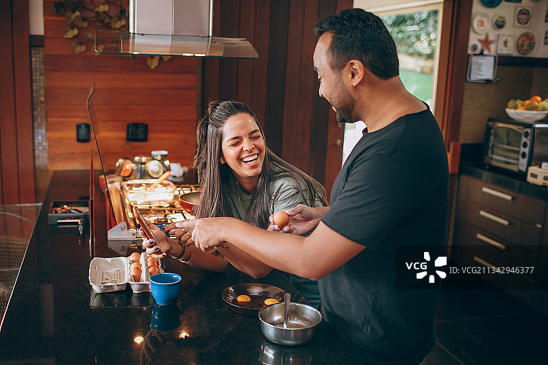 巴西米纳斯吉拉斯州贝洛奥里藏特相爱的年轻情侣图片素材