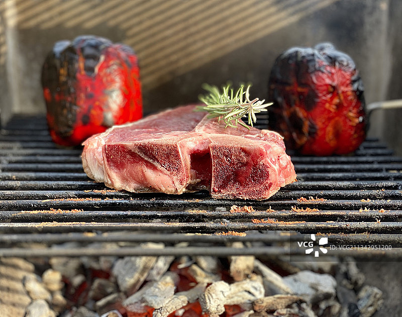 烤肉架上的肉的特写图片素材