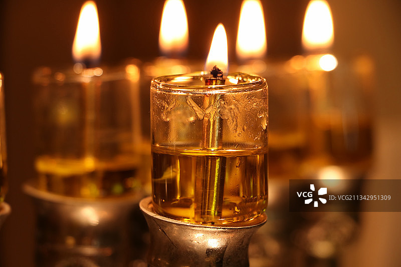 点亮的茶蜡特写图片素材