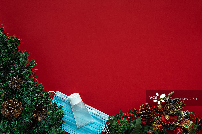 红色背景下的圣诞树特写，西班牙马德里图片素材