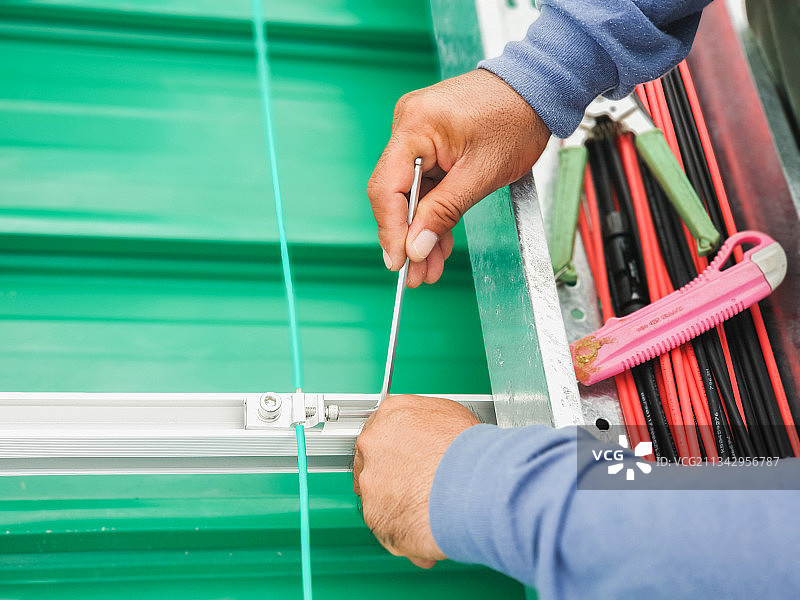 男子测量金属，泰国图片素材