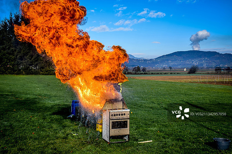 田野的风景，天空为背景，前方发生大规模爆炸图片素材