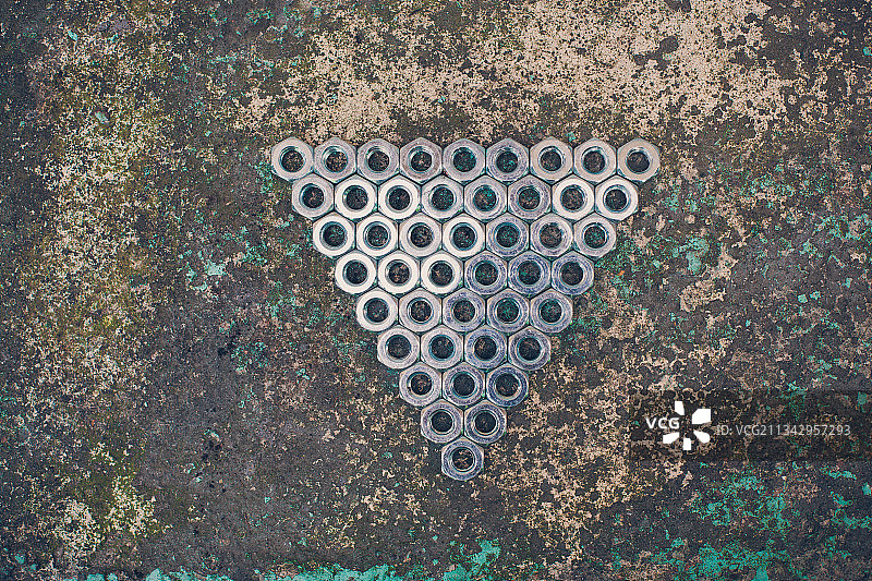 人行道上的沙井盖高角度视图图片素材