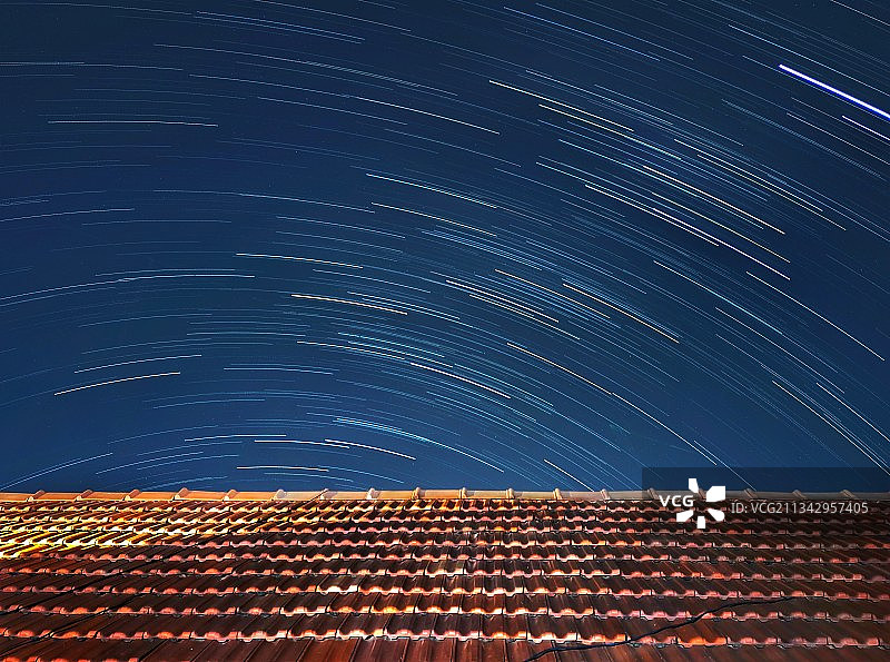 夜空中星轨的仰视图片素材