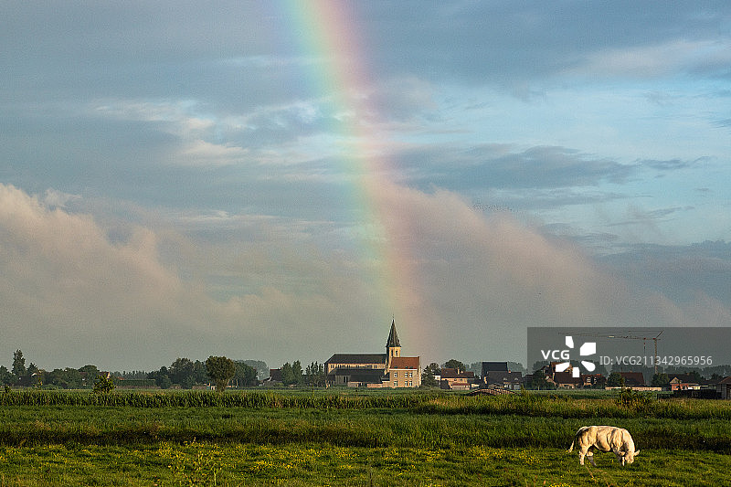 比利时奥斯滕德：田野上空的彩虹美景图片素材