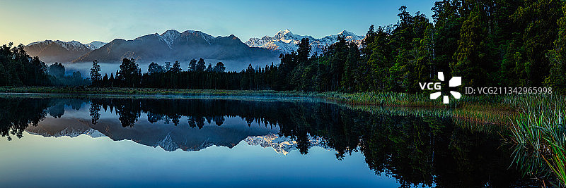 新西兰西海岸马修森湖湖畔树木风光图片素材