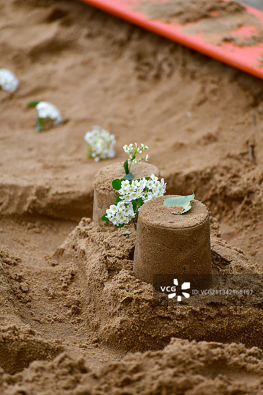 沙滩上铲子的鸟瞰图图片素材