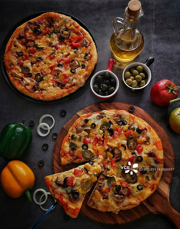 桌子上披萨的俯视图图片素材