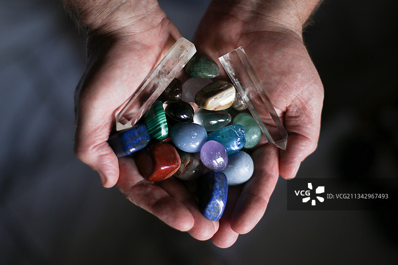 手持弹珠的照片，卡普坦斯加坦，哈尔姆斯塔德，瑞典图片素材