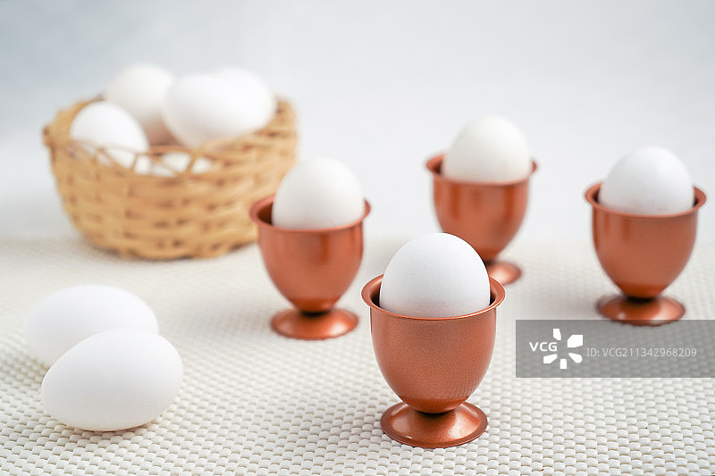 桌子上的鸡蛋特写图片素材
