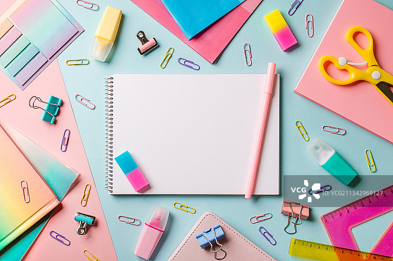 桌子上各种物品的俯视图图片素材