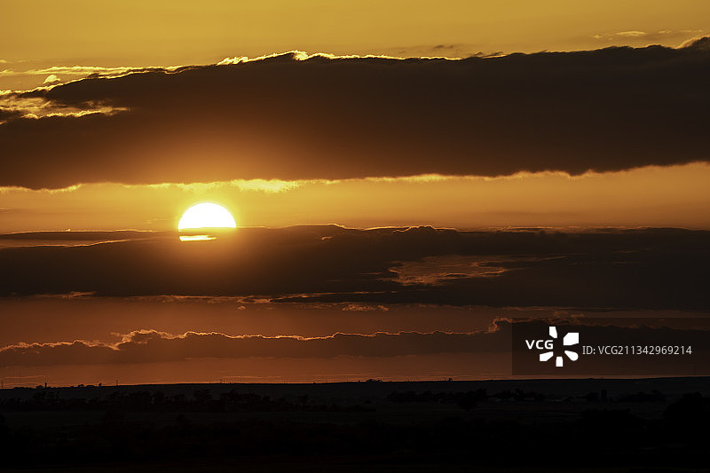 日落时天空衬托下风景的剪影图片素材