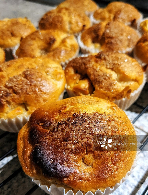 冷却架上的玛芬蛋糕特写，英国伦敦图片素材