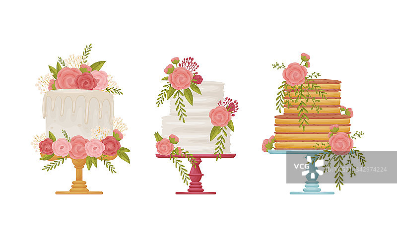 鲜花树枝装饰的奶油多层蛋糕图片素材