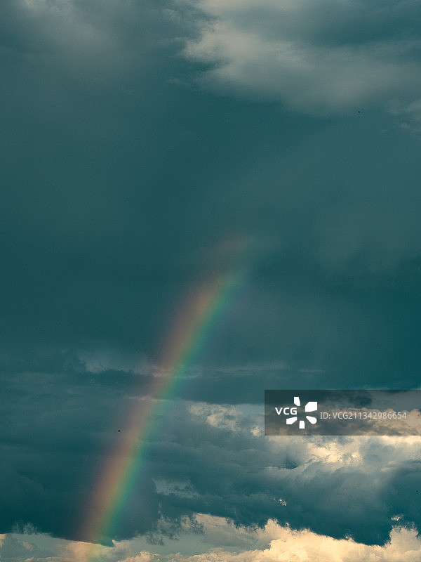 乌云中的彩虹图片素材