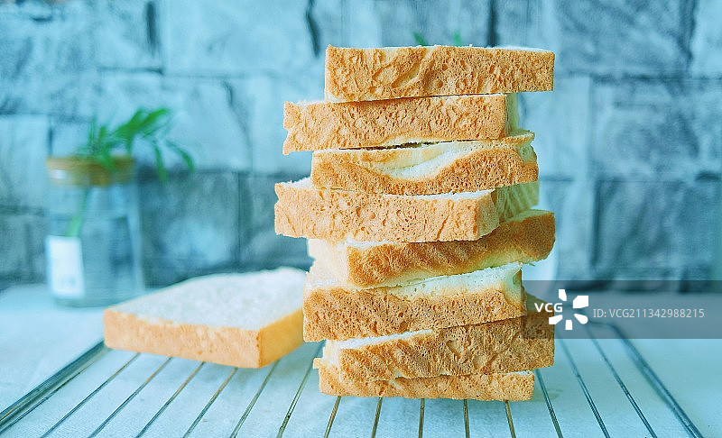 桌子上面包的特写镜头图片素材