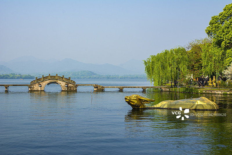 杭州西湖涌金门涌金桥金牛出水图片素材