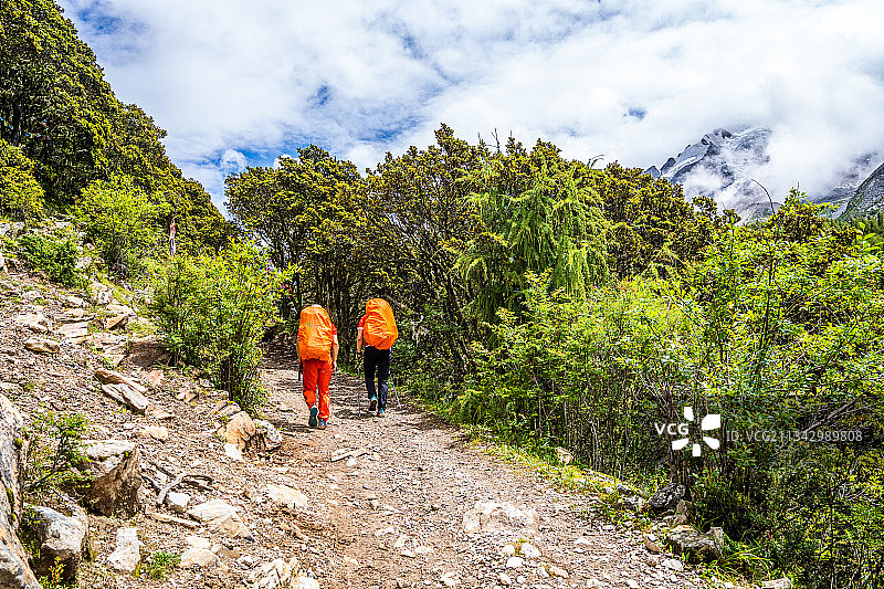 川西甘孜亚拉雪山山中徒步的人图片素材