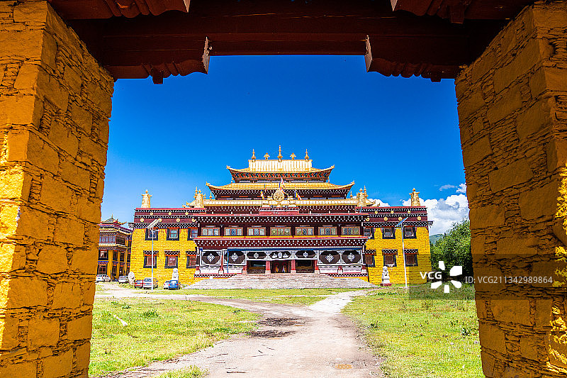 四川甘孜道孚县惠远寺的佛教建筑图片素材