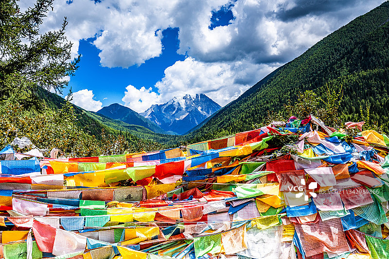 四川甘孜道孚雅拉雪山和经幡图片素材