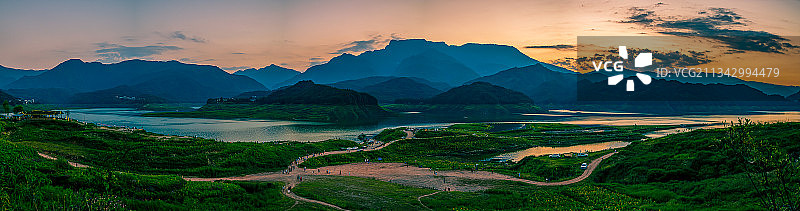 黄昏时分的瓦屋山与雅女湖图片素材