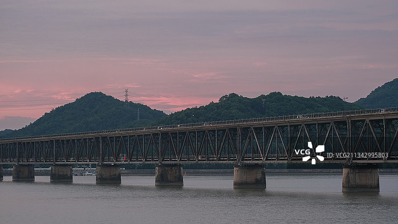 黄昏的钱江大桥图片素材