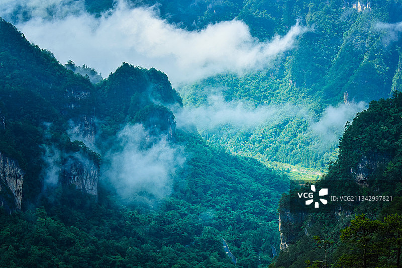 乌云散开，一束光洒入光雾山图片素材