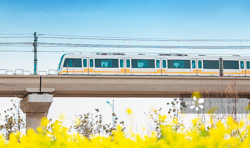 中国河南郑州地铁春天花海图片素材