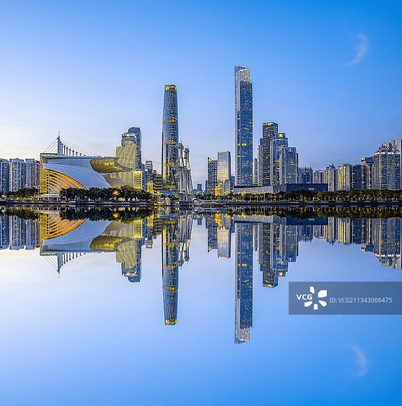 中国广州珠江新城CBD建筑镜像天际线图片素材