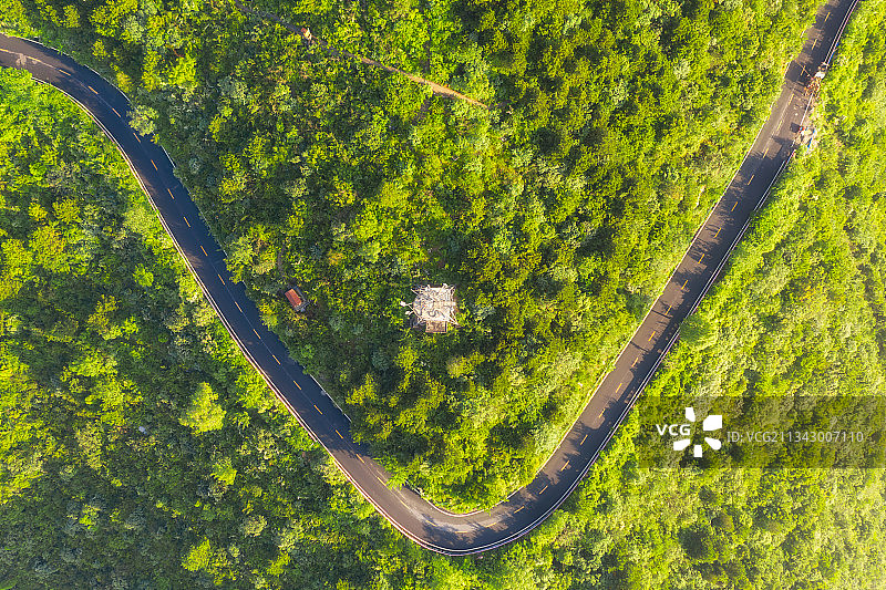 河南焦作修武县青龙峡景区盘山公路夏森林山路季户外风光航拍图片素材