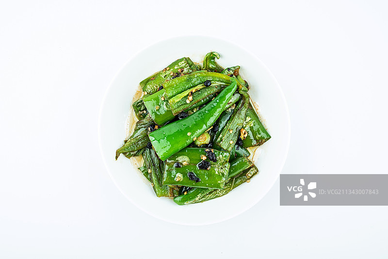 白背景上一碟家常菜豆豉虎皮青椒图片素材