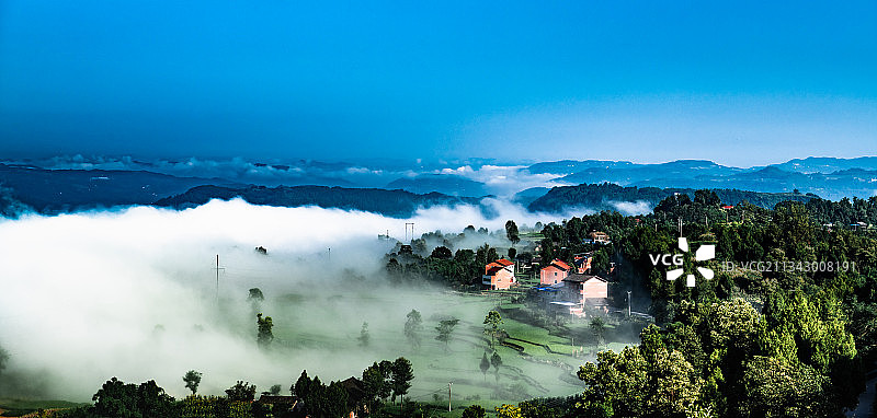 云雾山中森林人家图片素材