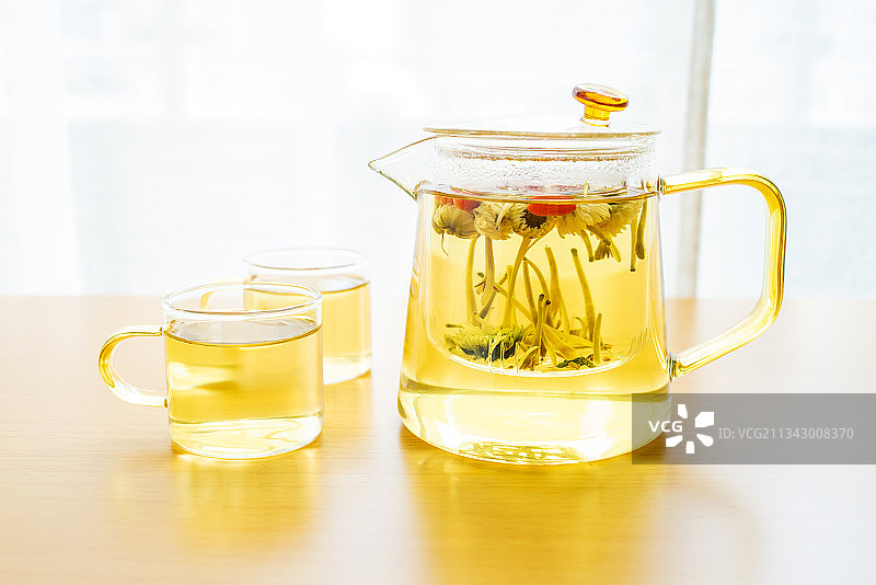 冲泡好的草本养生花茶图片素材